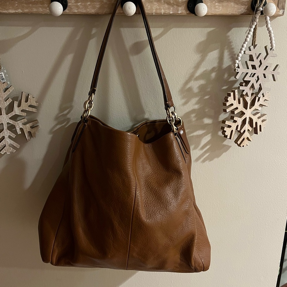 Brown,leather coach bag. Excellent used condition. 3 compartments,middle zipper.